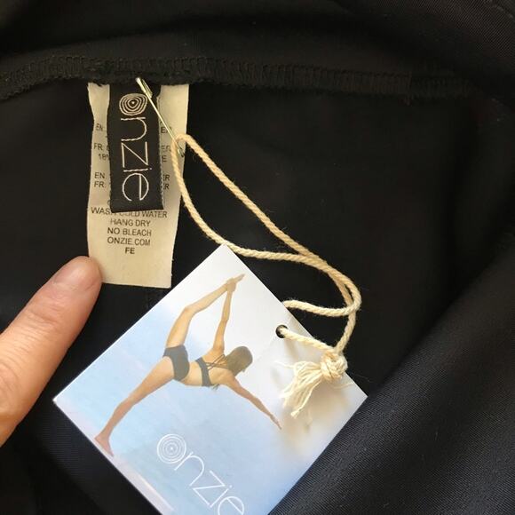 New Onzie S/M Mesh Cut Out Capri Leggings Black Gold Small Medium Yoga Workout - Picture 6 of 8